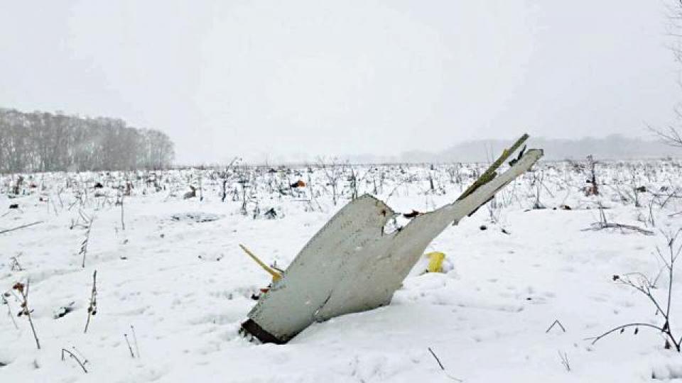 ■雪地上發現部份飛機殘骸。 路透社
■雪地上發現部份飛機殘骸。 路透社