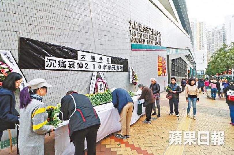 ■有途經現場的單車友手舉鮮花為死者致哀。
■有途經現場的單車友手舉鮮花為死者致哀。