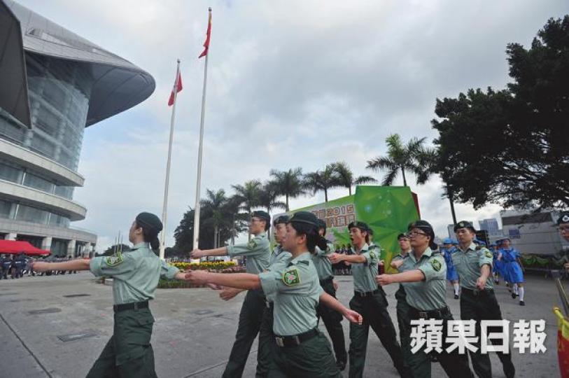 ■傳中聯辦希望制服團體將原有英式步操改為中式;圖為青少年軍步操。資料圖片 ■傳中聯辦希望制服團體將原有英式步操改為中式;圖為青少年軍步操。資料圖片