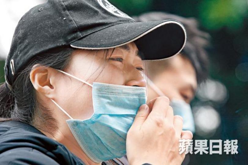 ■警察機動部隊通宵執勤,一字排開地毯式搜索殘肢和死傷者遺下的物件。何柏佳攝
■警察機動部隊通宵執勤,一字排開地毯式搜索殘肢和死傷者遺下的物件。何柏佳攝