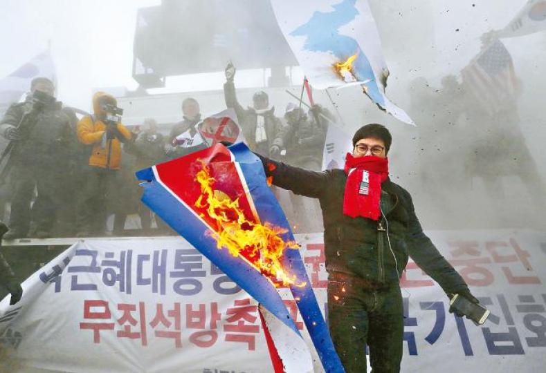 ■反北韓示威者昨在首爾街頭焚燒北韓國旗表示不滿。美聯社
■反北韓示威者昨在首爾街頭焚燒北韓國旗表示不滿。美聯社