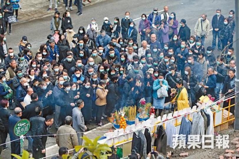 ■從澳門趕來的家屬錯過路祭,跪地合十哀悼母親。
■從澳門趕來的家屬錯過路祭,跪地合十哀悼母親。