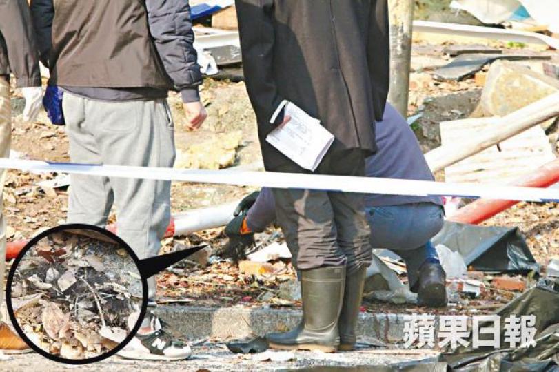 ■重案組探員昨晨重返現場,撿走包括死者頭髮(圓圖)等證物。翁鈺輝攝
■重案組探員昨晨重返現場,撿走包括死者頭髮(圓圖)等證物。翁鈺輝攝