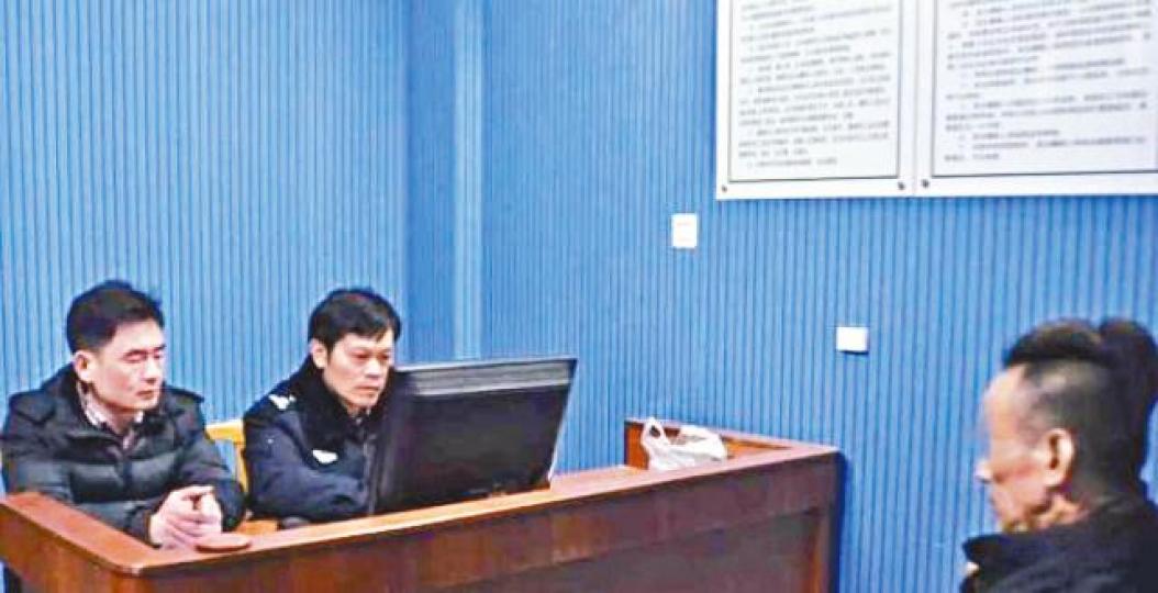 ■廣東男子(右)踩國旗向警方自首。
■廣東男子(右)踩國旗向警方自首。