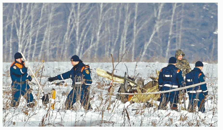■搜救隊昨天續搜索客機和罹難者遺骸。美聯社
■搜救隊昨天續搜索客機和罹難者遺骸。美聯社