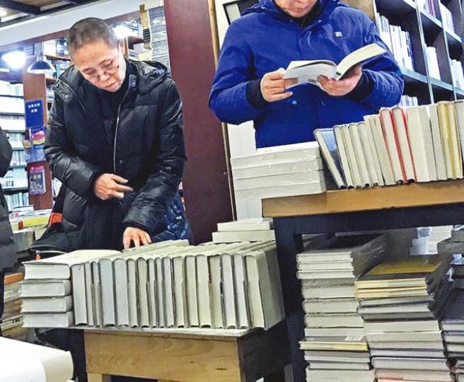 ■劉曉波(左)與萬聖書園創辦人劉蘇里合照。
■劉曉波(左)與萬聖書園創辦人劉蘇里合照。