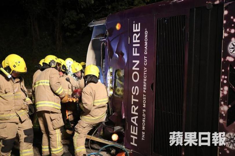 ■九巴翻車意外,造成19死66人受傷。 資料圖片 ■九巴翻車意外,造成19死66人受傷。 資料圖片