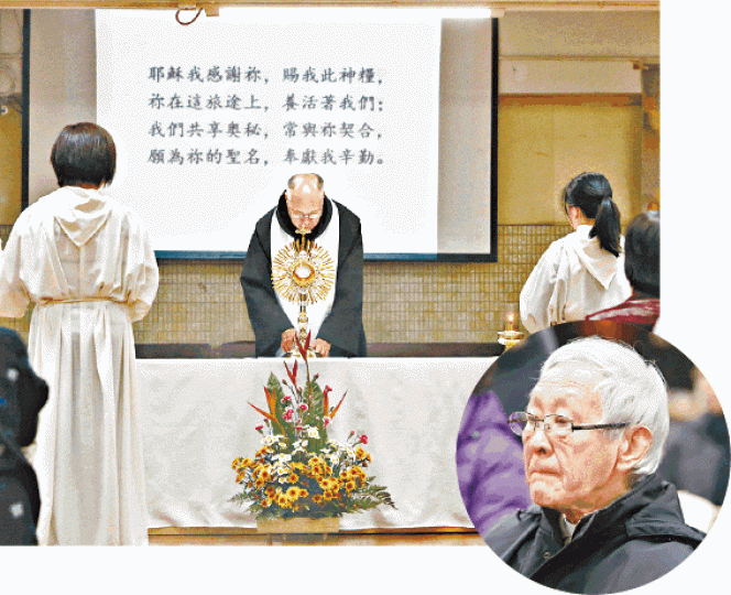 ■本港天主教徒昨晚就主教任命問題辦祈禱會,榮休主教陳日君(圓圖)亦有出席。王子俊攝
■本港天主教徒昨晚就主教任命問題辦祈禱會,榮休主教陳日君(圓圖)亦有出席。王子俊攝