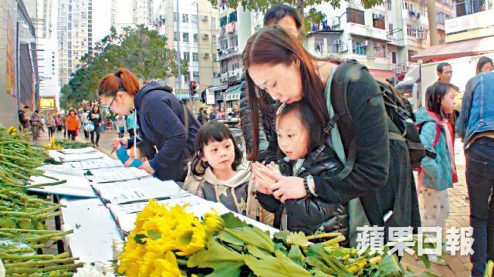 ■昨天大埔區議會開會前,與會者為車禍死難者站立默哀。王心義攝
■昨天大埔區議會開會前,與會者為車禍死難者站立默哀。王心義攝