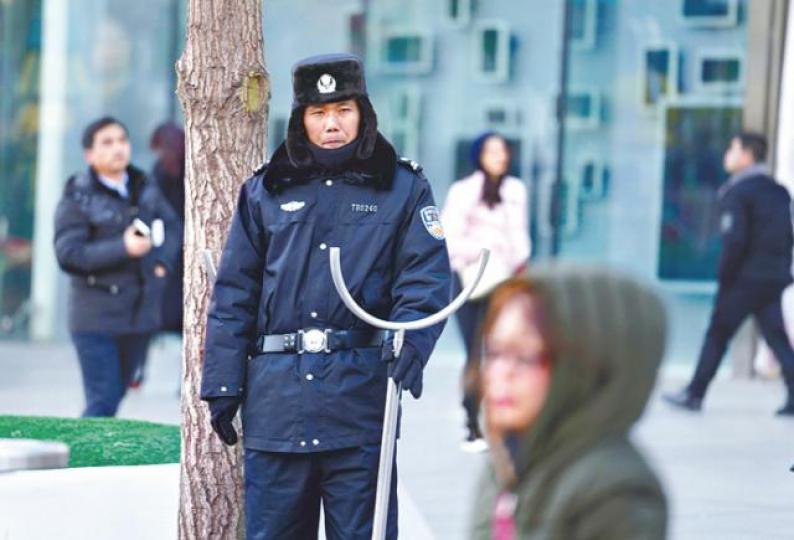 ■北京動員70萬治安員上街維穩。路透社
■北京動員70萬治安員上街維穩。路透社