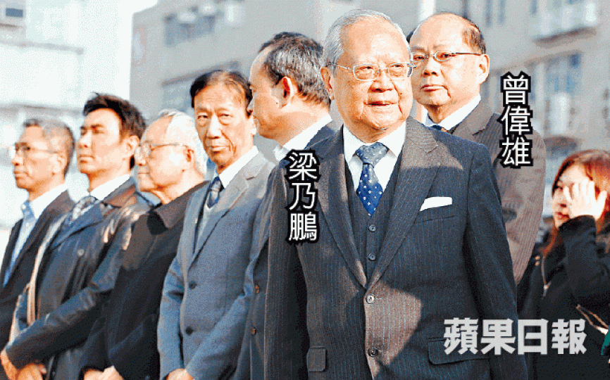 ■九巴母公司載通國際董事會主席梁乃鵬昨率曾偉雄等高層在九龍灣車廠悼念死者。
■九巴母公司載通國際董事會主席梁乃鵬昨率曾偉雄等高層在九龍灣車廠悼念死者。