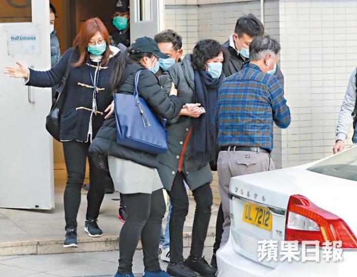 ■有死者家屬情緒崩潰,需由親友攙扶。
■有死者家屬情緒崩潰,需由親友攙扶。
