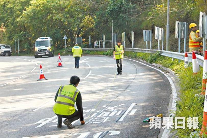 ■政府化驗所職員昨在現場量度胎痕搜證。
■政府化驗所職員昨在現場量度胎痕搜證。