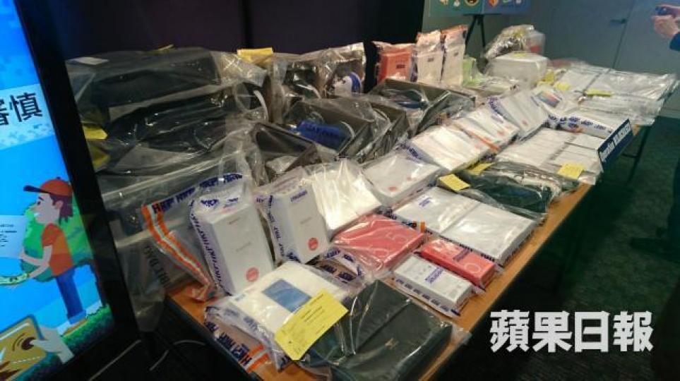 ■警搗破兩個網騙集團,撿獲手袋、手機及平板等企圖出售的贓物。劉柏麟攝
■警搗破兩個網騙集團,撿獲手袋、手機及平板等企圖出售的贓物。劉柏麟攝