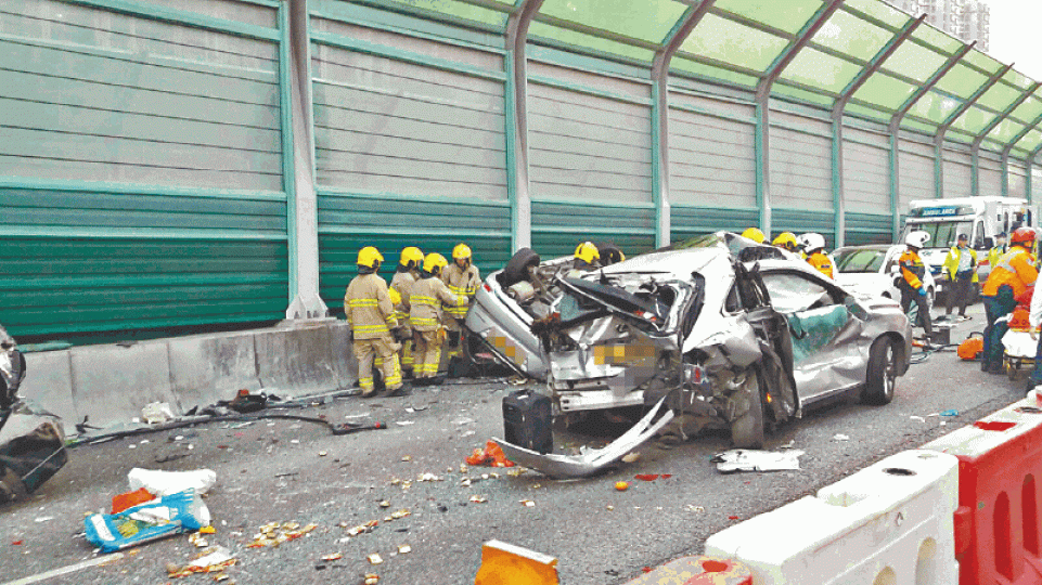 ■警方截車行動中有3輛私家車遭涉事七人車撞及,部份車輛撞至變形嚴重損毀。
■警方截車行動中有3輛私家車遭涉事七人車撞及,部份車輛撞至變形嚴重損毀。