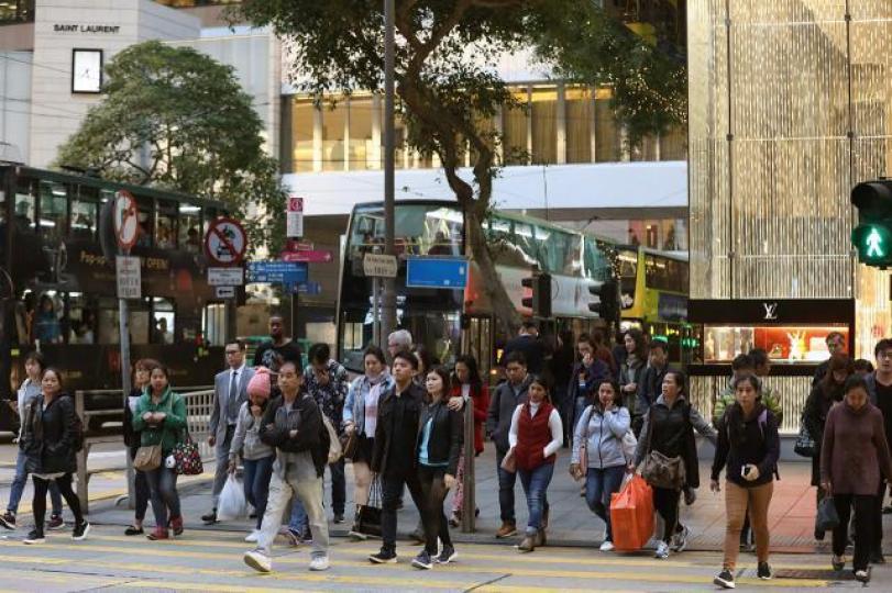 ■中港融合之下,內地資金與人口湧港,對港人生活之影響,多少與歐美全球化相似。資料圖片 ■中港融合之下,內地資金與人口湧港,對港人生活之影響,多少與歐美全球化相似。資料圖片