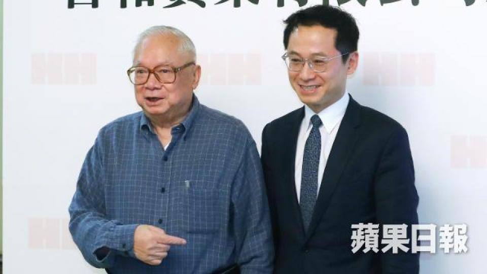 ■胡應湘乖仔胡文新(右)噚日再升級做執行副主席。資料圖片 ■胡應湘乖仔胡文新(右)噚日再升級做執行副主席。資料圖片