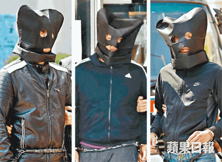 ■警方在店內用假人模擬事發經過。
■警方在店內用假人模擬事發經過。