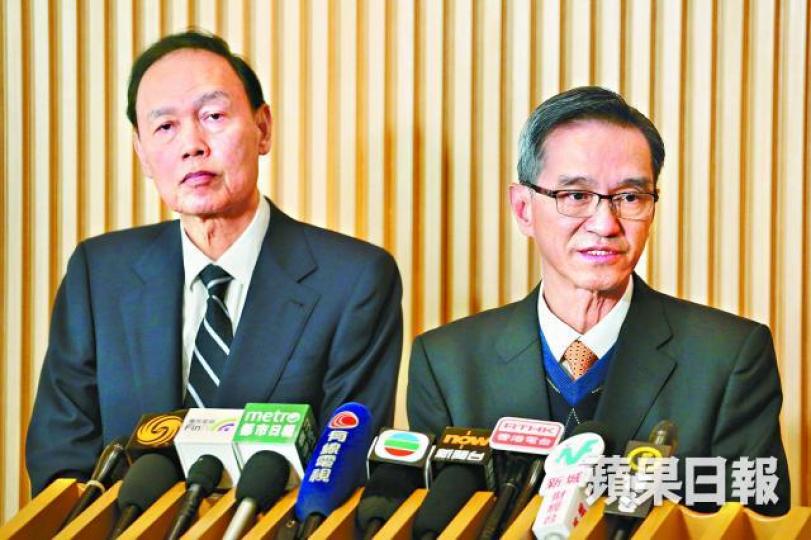 ■黃遠輝(右)昨強調土地小組會爭取地盡其用,寸土必爭。李錦鏵攝
■黃遠輝(右)昨強調土地小組會爭取地盡其用,寸土必爭。李錦鏵攝