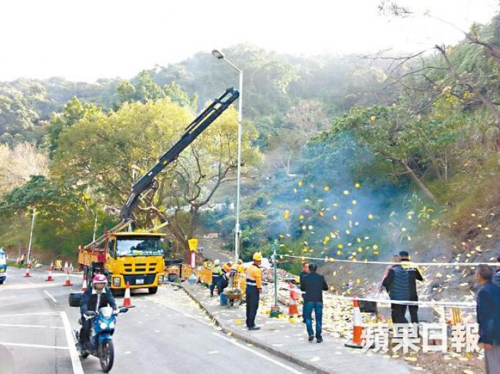■死者家屬在車禍現場拜祭,旁邊有工程車重新豎起被撞毁燈柱。簡明恩攝
■死者家屬在車禍現場拜祭,旁邊有工程車重新豎起被撞毁燈柱。簡明恩攝