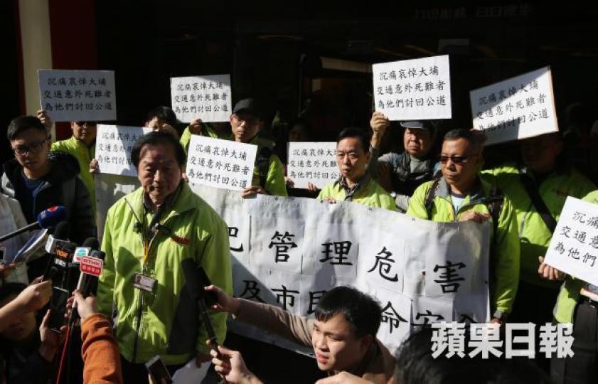 ■九巴僱員工會昨到九龍灣車廠請願。
