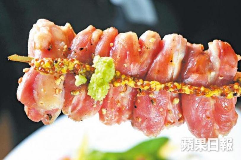 ■食客舒小姐稱雞刺身口感似魚生。
■食客舒小姐稱雞刺身口感似魚生。