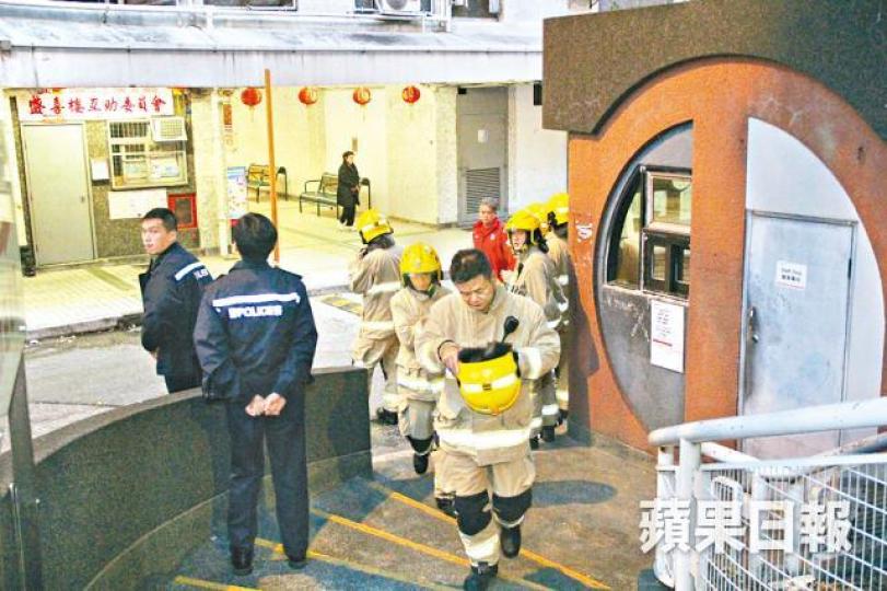 ■消防員到場將火救熄,警方接手調查。
■消防員到場將火救熄,警方接手調查。
