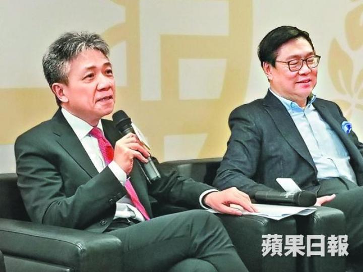 ■校長張仁良(左)指希望民主牆事件告一段落;旁為校董會主席馬時亨。
■校長張仁良(左)指希望民主牆事件告一段落;旁為校董會主席馬時亨。