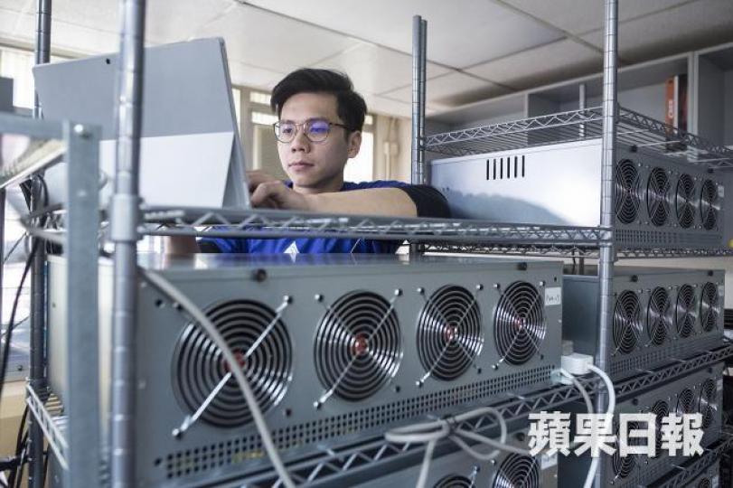 ■90後的Ronald為coulla掘礦公司的董事,生意越做越大,正逐步擴充辦公室。方家遠攝
■90後的Ronald為coulla掘礦公司的董事,生意越做越大,正逐步擴充辦公室。方家遠攝