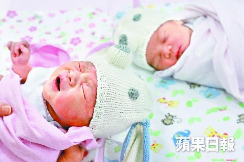 ■瑪麗醫院義工團為狗年新春B特製狗仔冷帽。王心義攝
■瑪麗醫院義工團為狗年新春B特製狗仔冷帽。王心義攝