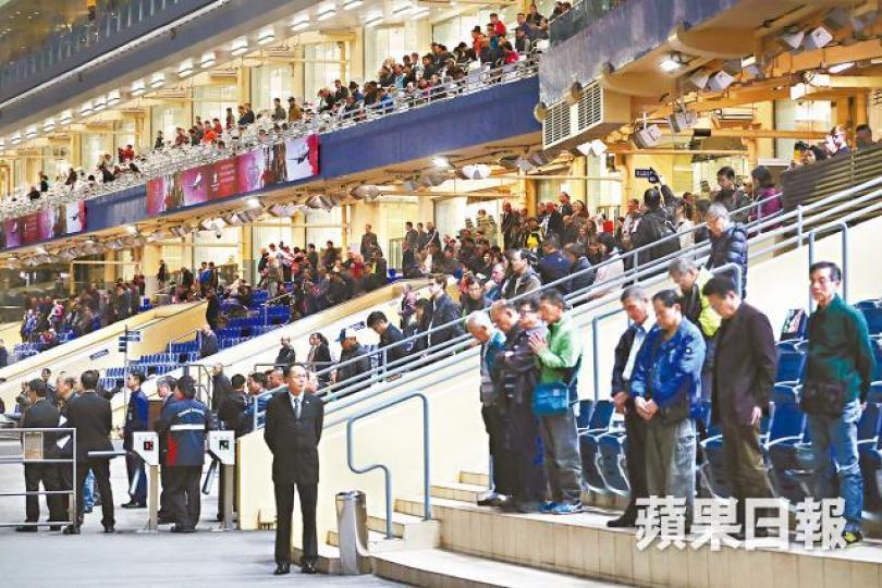 ■昨晚第六場賽事出現巧合賽果,前四名順序是8、7、2及4號,變成872「死」。
■昨晚第六場賽事出現巧合賽果,前四名順序是8、7、2及4號,變成872「死」。