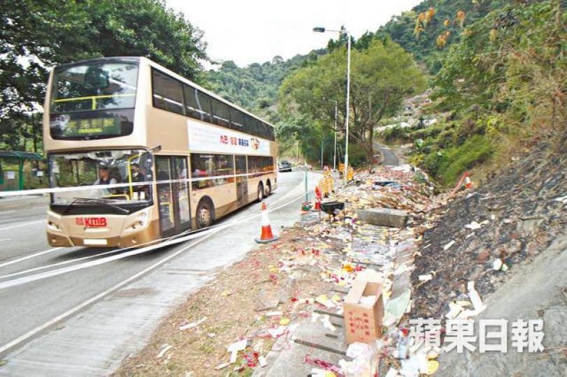 ■車禍現場滿佈溪錢、元寶及衣紙等,有九巴在駛過時特別謹慎。
■車禍現場滿佈溪錢、元寶及衣紙等,有九巴在駛過時特別謹慎。