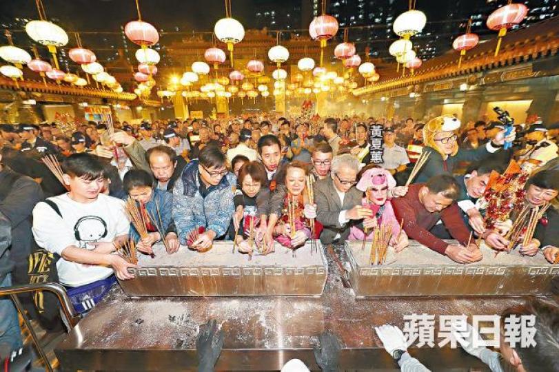 ■昨晚踏正11時,打扮成粉紅狗的黃夏蕙在黃大仙祠與其他善信上頭炷香。謝榮耀攝吳先生陳女士深圳遊客閔先生 ■昨晚踏正11時,打扮成粉紅狗的黃夏蕙在黃大仙祠與其他善信上頭炷香。謝榮耀攝吳先生陳女士深圳遊客閔先生