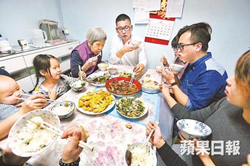 ■陳紹興(中)與家人吃團年飯,他期望明年仍有機會在鳳池村過年。 ■陳紹興(中)與家人吃團年飯,他期望明年仍有機會在鳳池村過年。