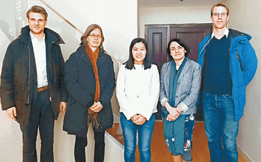 ■農曆新年前夕,荷蘭、德國、美國及瑞典駐華外交官探望余文生的妻子許豔(中)。互聯網■余文生上月提出刪除憲法序言,隨後被公安帶走。■德國及澳洲外交官到北京通州探望維權人士倪玉蘭。■倪玉蘭收到由德國、歐盟、瑞典和澳洲等使館人員簽署的新年賀卡。 ■農曆新年前夕,荷蘭、德國、美國及瑞典駐華外交官探望余文生的妻子許豔(中)。互聯網■余文生上月提出刪除憲法序言,隨後被公安帶走。■德國及澳洲外交官到北京通州探望維權人士倪玉蘭。■倪玉蘭收到由德國、歐盟、瑞典和澳洲等使館人員簽署的新年賀卡。