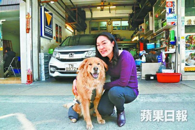 ■Eva笑稱「小學雞」饞嘴愛發姣。張柏基攝■穿上宮廷服的小學雞樣子可愛。 ■Eva笑稱「小學雞」饞嘴愛發姣。張柏基攝■穿上宮廷服的小學雞樣子可愛。