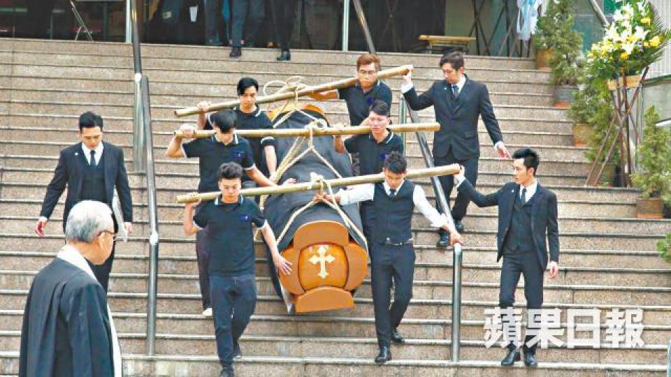 ■追思會完結後,黃國安的靈柩移送大埔土葬。翁鈺輝攝■黃國安 ■追思會完結後,黃國安的靈柩移送大埔土葬。翁鈺輝攝■黃國安