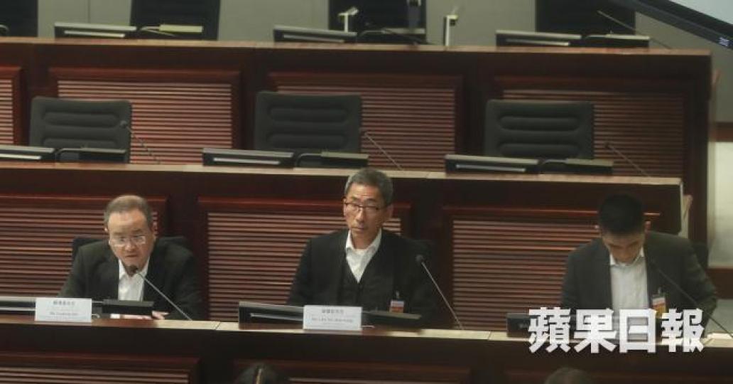 ■九巴車務總監梁健宏(中)承認,涉事車長學習駕駛發生意外的路線時,只是以「跟車培訓」進行,未有親自駕駛。 ■九巴車務總監梁健宏(中)承認,涉事車長學習駕駛發生意外的路線時,只是以「跟車培訓」進行,未有親自駕駛。