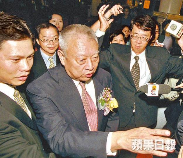 ■路祥安(左二)陪同董建華出席國慶酒會。資料圖片 ■路祥安(左二)陪同董建華出席國慶酒會。資料圖片