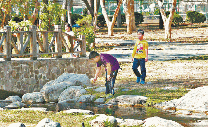 ■台灣多地氣溫高達30℃,小朋友換上短袖衫上街。台灣《蘋果日報》 ■台灣多地氣溫高達30℃,小朋友換上短袖衫上街。台灣《蘋果日報》
