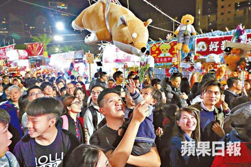 ■維園年宵昨入夜後人流不絕,檔販銷情佳,有小朋友被公仔吸引。何家達攝 ■維園年宵昨入夜後人流不絕,檔販銷情佳,有小朋友被公仔吸引。何家達攝