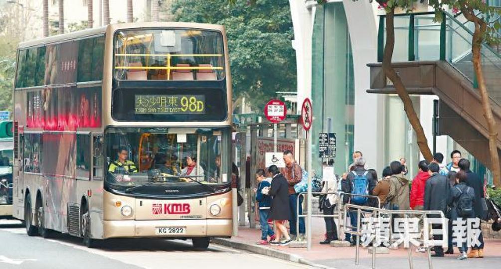 ■九巴工會估計全港近400條九巴路線會受影響,出現脫班或遲到問題。何柏佳攝■九巴董事總經理李澤昌稱正與運輸署商討,透過車務調動減低對市民影響。 ■九巴工會估計全港近400條九巴路線會受影響,出現脫班或遲到問題。何柏佳攝■九巴董事總經理李澤昌稱正與運輸署商討,透過車務調動減低對市民影響。