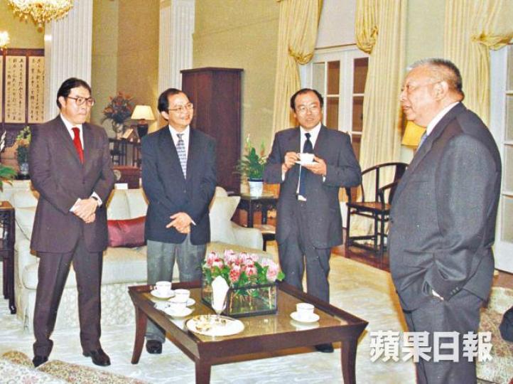 ■董建華在禮賓府見議員,「家臣」路祥安(左二)陪同會面。 ■董建華在禮賓府見議員,「家臣」路祥安(左二)陪同會面。
