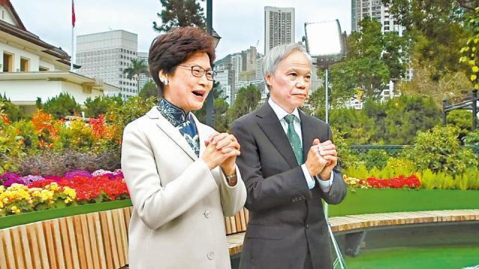 ■林鄭月娥與丈夫林兆波在短片中祝市民萬事如意。互聯網 ■林鄭月娥與丈夫林兆波在短片中祝市民萬事如意。互聯網