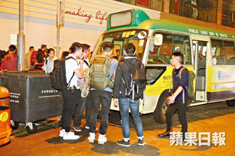 ■涉事小巴停在砵蘭街,警方到場調查。
■涉事小巴停在砵蘭街,警方到場調查。