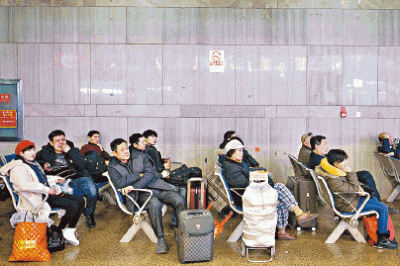 ■在北京西客站,候車的乘客正欣賞央視特備的新春節目。路透社
■在北京西客站,候車的乘客正欣賞央視特備的新春節目。路透社
