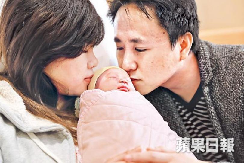 ■喜獲「狗年第一B」的馮氏夫婦為愛女取名睿晴,寓意聰明伶俐開開心心。梁瑞帆攝■蔡氏夫婦的女嬰昨在零時21分出生,乳名「初一」,英文名為Passion。 ■喜獲「狗年第一B」的馮氏夫婦為愛女取名睿晴,寓意聰明伶俐開開心心。梁瑞帆攝■蔡氏夫婦的女嬰昨在零時21分出生,乳名「初一」,英文名為Passion。