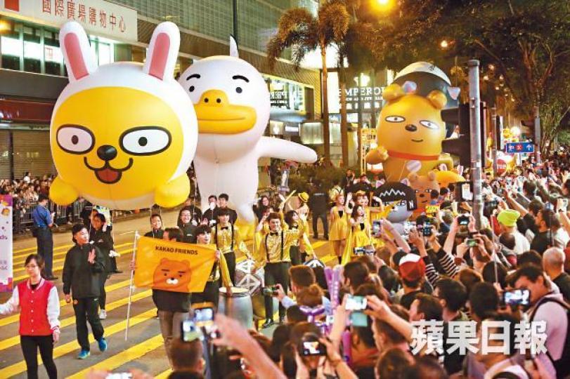 ■美國西雅圖海鷹啦啦隊大跳辣舞,氣氛熱鬧。易仰民攝
■美國西雅圖海鷹啦啦隊大跳辣舞,氣氛熱鬧。易仰民攝