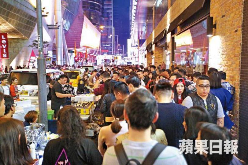 【深水埗】■深水埗熟食墟市昨人來人往,有檔販冀政府容許各區定期舉辦。謝榮耀攝
【深水埗】■深水埗熟食墟市昨人來人往,有檔販冀政府容許各區定期舉辦。謝榮耀攝
