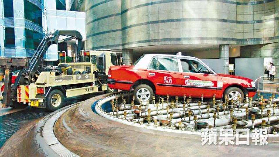 ■肇事的士擱在海逸君綽酒店噴水池,事後由拖車拖走。
■肇事的士擱在海逸君綽酒店噴水池,事後由拖車拖走。